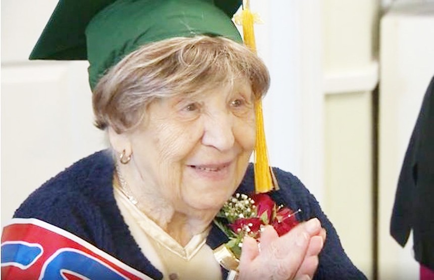 Cụ bà ở Anh nhận bằng cử nhân sau 80 năm tốt nghiệp
