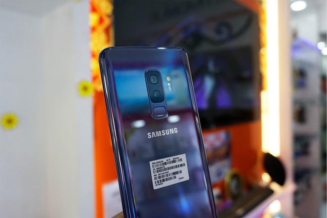 Galaxy S9+ 256 GB màu xanh xách tay về Việt Nam giá 25 triệu
