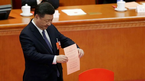 Chủ tịch Trung Quốc Tập Cận Bình bỏ phiếu thông qua hiến pháp mới. Ảnh: Reuters.