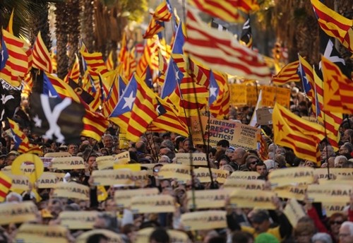 Những người ủng hộ Catalonia độc lập tuần hành ở Barcelona ngày 11/3. Ảnh: AFP.