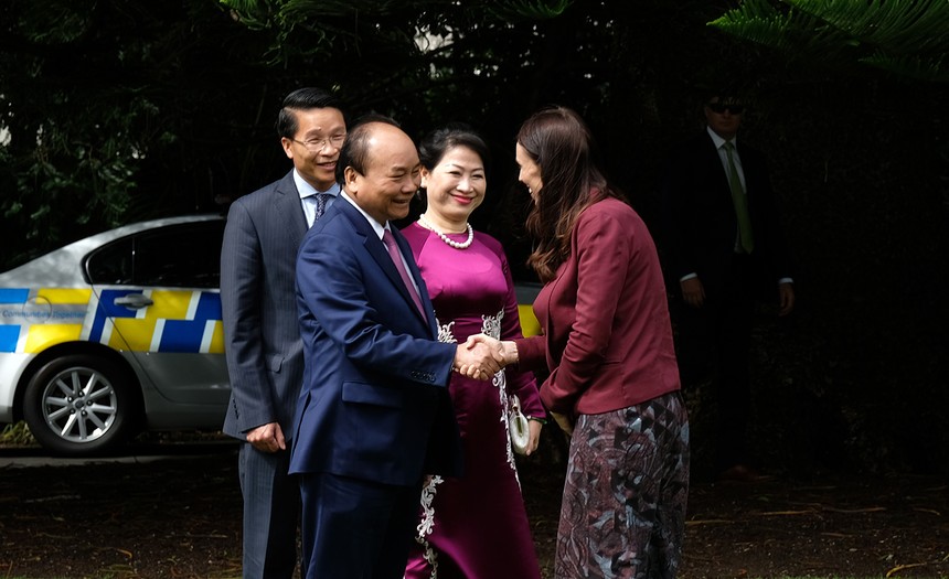 Thủ tướng New Zealand Jacinda Andern chào đón Thủ tướng Nguyễn Xuân Phúc và Phu nhân. Ảnh: VGP/Quang Hiếu