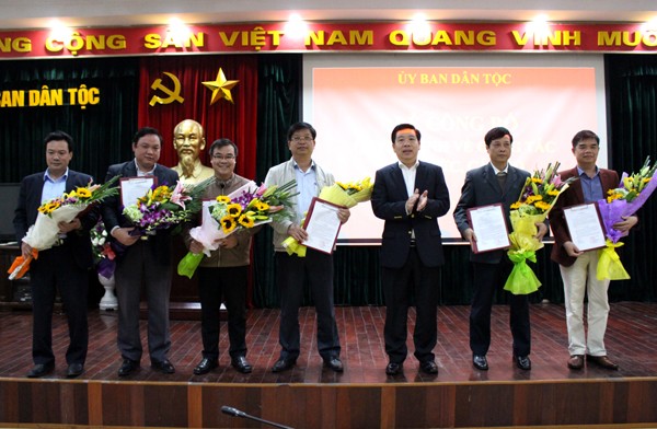 Thứ trưởng, Phó Chủ nhiệm Ủy ban Dân tộc Lê Sơn Hải trao quyết định cho các cán bộ. Ảnh UBDT