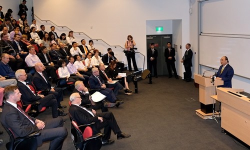 Thủ tướng Nguyễn Xuân Phúc phát biểu trước sinh viên và giảng viên Đại học Quốc gia Australia. Ảnh: VGP