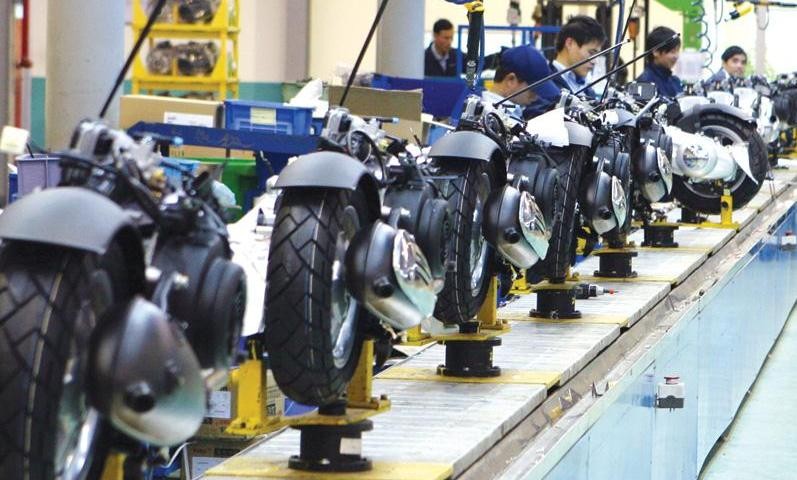 Hai tháng năm nay, Chỉ số Sản xuất công nghiệp đã tăng tới 15,2% so với cùng kỳ. Trong ảnh: Dây chuyền lắp ráp xe của Piaggio Việt Nam tại tỉnh Vĩnh Phúc