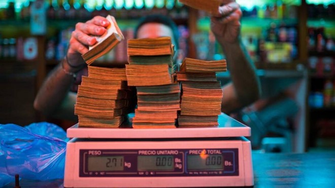 Tại Venezuela, nhiều nơi thậm chí cân tiền thay vì đếm để đỡ mất thời gian. Ảnh: Bloomberg.
