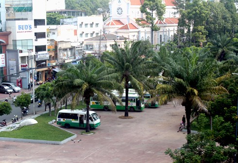 Một góc công viên 23 tháng 9 đang được dùng làm bến xe buýt.  Ảnh: Hữu Nguyên.