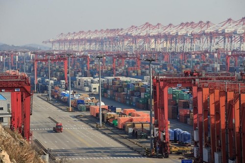 Container tại cảng nước sâu trong Khu vực Mậu dịch Tự do Thượng Hải. Ảnh: Reuters