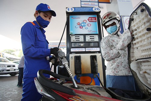 Giá xăng dầu bán lẻ trong nước vẫn giữ nguyên tại kỳ điều hành chiều 23/3. Ảnh: Ngọc Thành