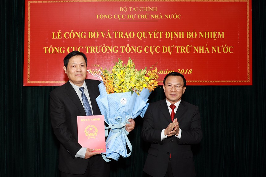 Ông Đỗ Việt Đức (bên trái) nhận Quyết định bổ nhiệm Tổng cục trưởng Tổng cục Dự trữ Nhà nước. Ảnh: VGP/Thành Chung