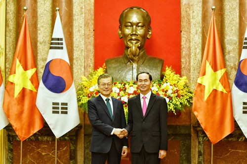 Chủ tịch nước Trần Đại Quang, phải, bắt tay Tổng thống Hàn Quốc Moon Jae-in tại Phủ Chủ tịch. Ảnh: Giang Huy.