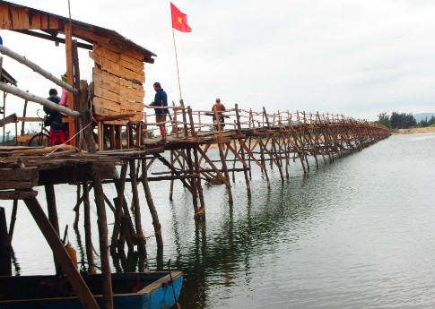 Cây cầu gỗ dài nhất Việt Nam. 