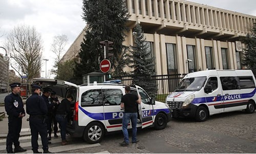 Cảnh sát Pháp bên ngoài Đại sứ Nga tại Paris sau khi có lệnh trục xuất. Ảnh: AP.
