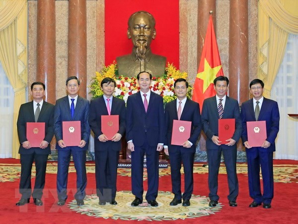 Chủ tịch nước Trần Đại Quang trao Quyết định bổ nhiệm sáu Đại sứ đặc mệnh toàn quyền. Ảnh: TTXVN