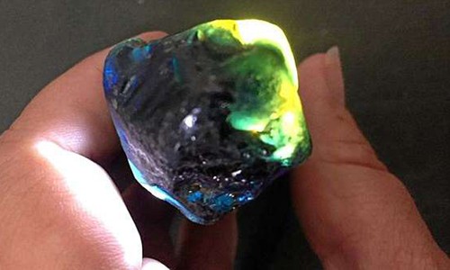 Viên đá sapphire được phát hiện có giá 30.000 USD. Ảnh: Gladstone Observer.