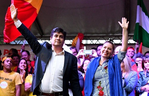 Ông Quesada và vợ cùng người ủng hộ. Ảnh: AFP.