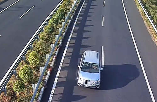 Ôtô biển số TP HCM chạy ngược chiều trên cao tốc Long Thành hôm 16/3. Ảnh: VEC E.