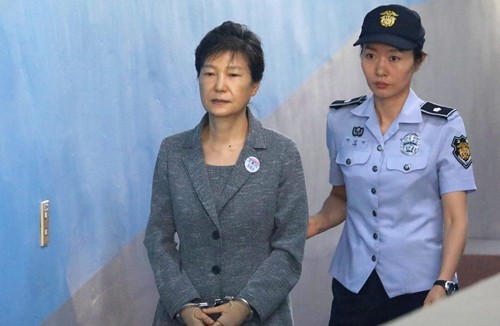 Cựu tổng thống Hàn Quốc Park Geun-hye trình diện tại tòa hôm 25/8/2017. Ảnh: EFE.