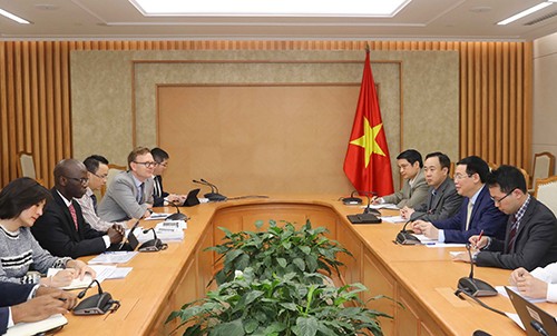 Cuộc làm việc giữa Phó thủ tướng Vương Đình Huệ và Giám đốc WB tại Việt Nam về giải pháp cải cách tiền lương, bảo hiểm xã hội ngày 5/4.  Ảnh: VGP