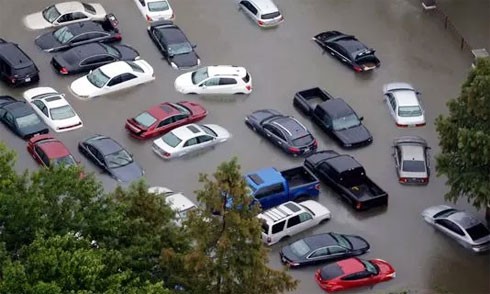 Ôtô nằm trong nước ngập ở Houston do hậu quả từ bão Harvey. Ảnh: AP.
