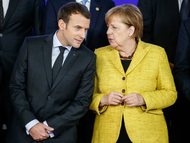 Tổng thống Pháp Emmanuel Macron (bên trái) và Thủ tướng Đức Angela Merkel.