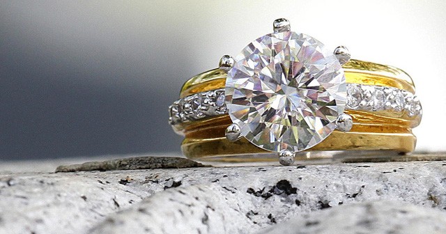 Ba chiếc nhẫn và 1 chiếc vòng đính kim cương trị giá 100.000 USD đã được tìm thấy trong 10 tấn rác sau nhiều giờ tìm kiếm. (Nguồn: CBS News)