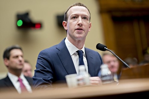 CEO Facebook - Mark Zuckerberg trong phiên điều trần trước Hạ viện. Ảnh: Bloomberg