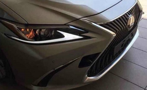 Lexus ES 2019 thay đổi thiết kế lưới tản nhiệt, đèn pha. Ảnh: Motor1