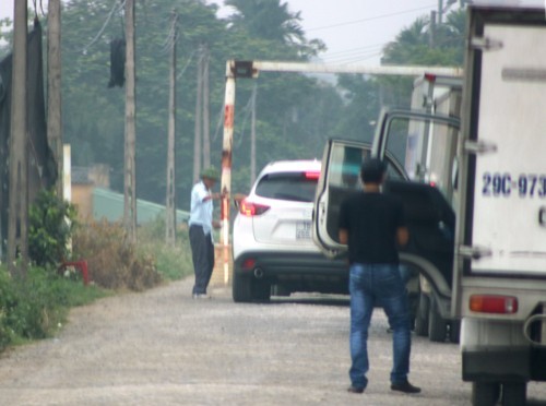 Trạm "BOT làng" ở xã Lê Thiện thu phí mỗi xe ôtô 10.000 đồng. Ảnh: Giang Chinh
