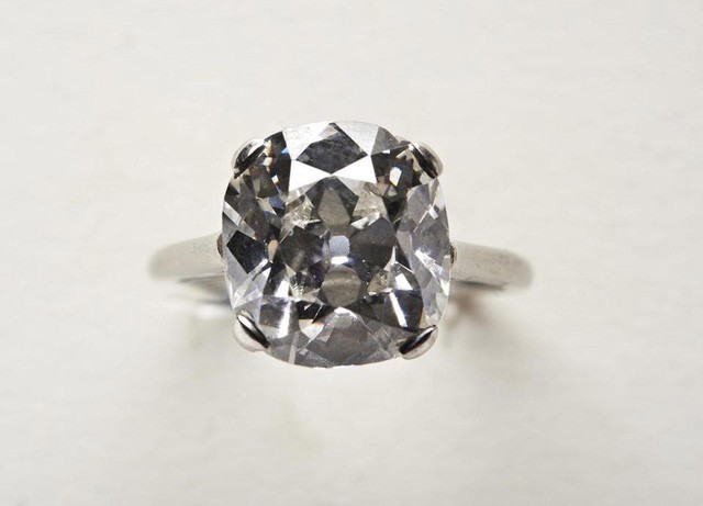 Chiếc nhẫn được đính viên kim cương khoảng 4 carat và hầu như không có nhược điểm. (Nguồn: SWNS)