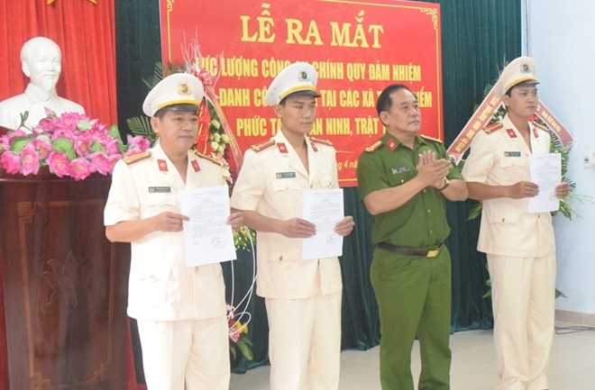 Đại tá Lê Văn Vũ, Phó Giám đốc Công an tỉnh Thừa Thiên- Huế trao quyết định bổ nhiệm 3 CBCS  giữ chức vụ Trưởng Công an 3 xã thuộc địa bàn huyện Phú Vang. Ảnh CAND