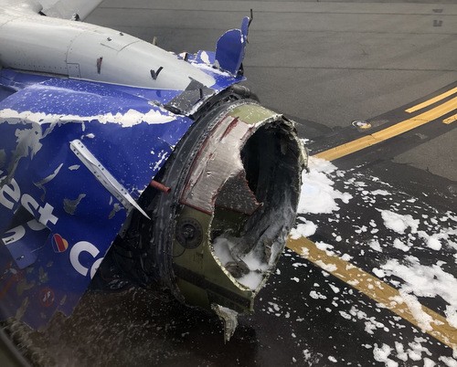 Động cơ của chiếc Boeing 737-700 sau khi hạ cánh khẩn cấp. Ảnh: Twitter.