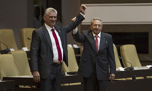 Ông Raul Castro (phải) nắm tay ông Miguel Diaz-Canel sau khi ông này được bầu làm Chủ tịch Cuba. Ảnh: AFP.