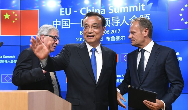 Thủ tướng Lý Khắc Cường và Chủ tịch Ủy ban Châu Âu Jean-Claude Juncker và Chủ tịch Hội đồng Châu Âu Donald Tusk tại hội nghị Trung Quốc - EU năm ngoái. Ảnh: AFP.