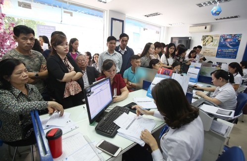 Cảnh các chủ thuê bao xếp hàng đăng ký lại thông tin tại một điểm giao dịch ở Hà Nội. Ảnh: Ngọc Thành