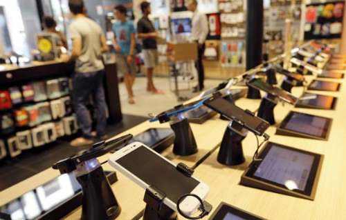 Người tiêu dùng sẽ dễ bị phân vân trước hàng loạt sản phẩm trưng bày tại cửa hàng điện thoại di động. Ảnh: Mobilenapps.