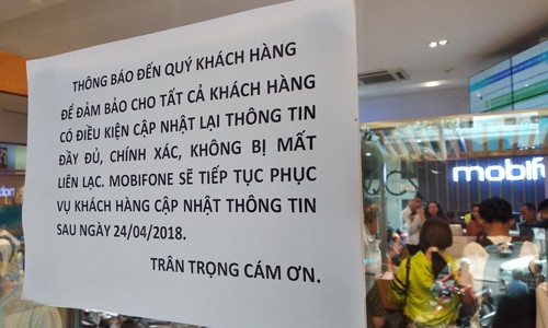 Thông báo dán tại cửa hàng MobiFone trên đường Nguyễn Du, quận 1, TP HCM. Ảnh: Anh Tú