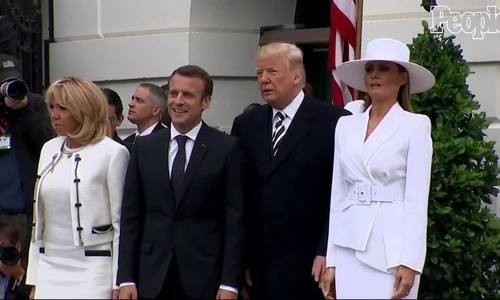 Melania từ chối nắm tay ông Trump khi đón vợ chồng Tổng thống Pháp