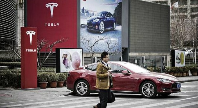Ô tô điện Model S của Tesla tại một trạm sạc điện tại Bắc Kinh