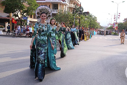 Tuần lễ văn hoá du lịch Đồng Hới nhằm quảng bá hình ảnh du lịch Quảng Bình. Ảnh: Hoàng Táo