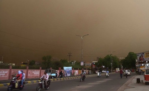 Cơn bão làm đen kịt bầu trời nhiều khu vực ở bang Rajasthan hôm qua. Ảnh: PTI