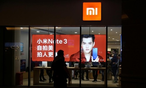 Bên ngoài một cửa hàng của Xiaomi ở Bắc Kinh (Trung Quốc). Ảnh: Reuters