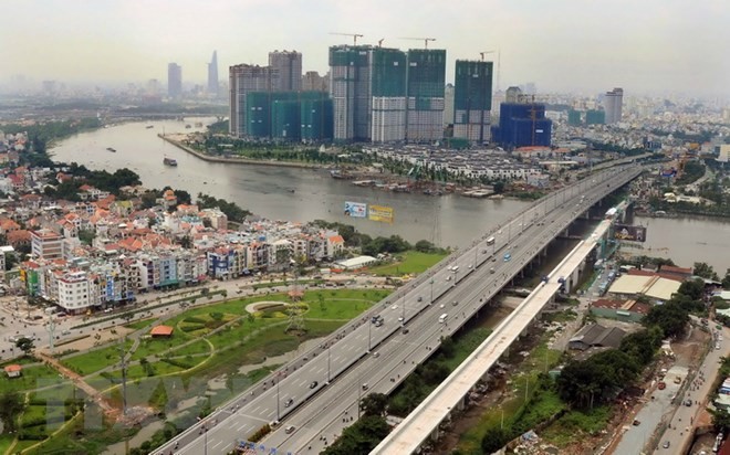Cầu vượt đường sắt đô thị tuyến Metro số 1 vượt sông Sài Gòn (Ảnh: Vietnam+).