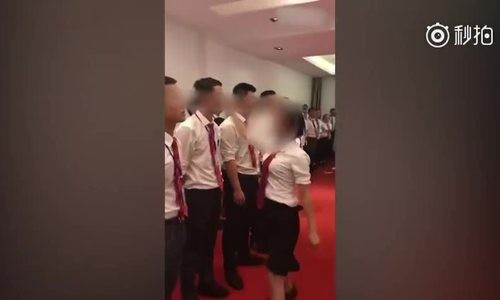 Nhân viên công ty Trung Quốc bị tát, bắt bò vì thành tích kém