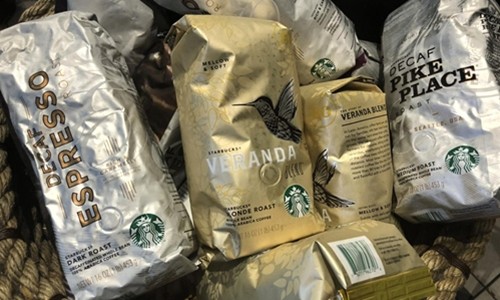 Các gói cà phê của Starbucks bên trong một cửa hàng của hãng này ở New York. Ảnh: Reuters.