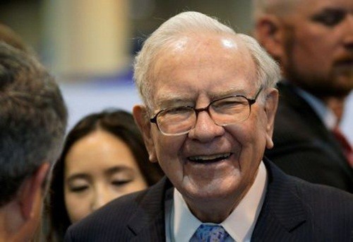 Warren Buffett đi dạo quanh khu triển lãm tại ĐHCĐ Berkshire Hathaway. Ảnh: Reuters