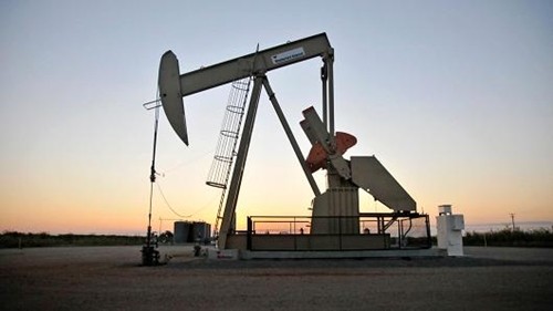 Máy bơm dầu đang hoạt động tại một giếng dầu ở Oklahoma (Mỹ). Ảnh: Reuters