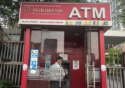 Agribank - đơn vị sở hữu số ATM lớn nhất hệ thống - vừa thông báo tăng phí rút tiền nội mạng. Ảnh: T.L.
