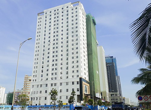 Khách sạn Eden trên đường Võ Nguyên Giáp đã hoàn thiện phần mặt ngoài. Ảnh: Nguyễn Đông.