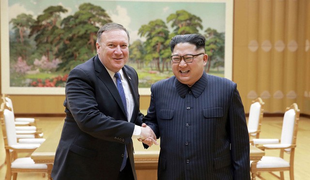 Ngoại trưởng Mỹ Mike Pompeo (trái) cho biết đã có cuộc trò chuyện cởi mở với nhà lãnh đạo Triều Tiên Kim Jong-un. (Ảnh: AFP)