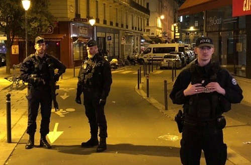 Cảnh sát đảm bảo an ninh trên con phố sau khi một kẻ tấn công làm một người chết. Reuters.